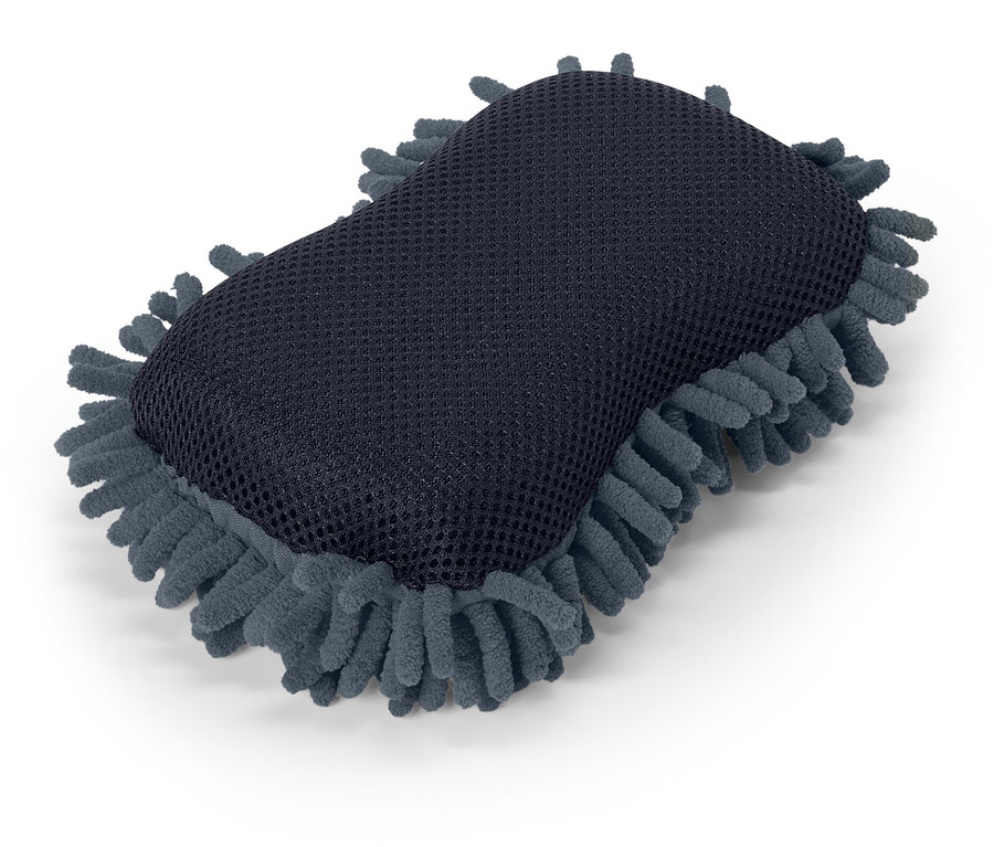 Šedá houba s modrými třásněmi z mikrovlákna leží na bílém pozadí.