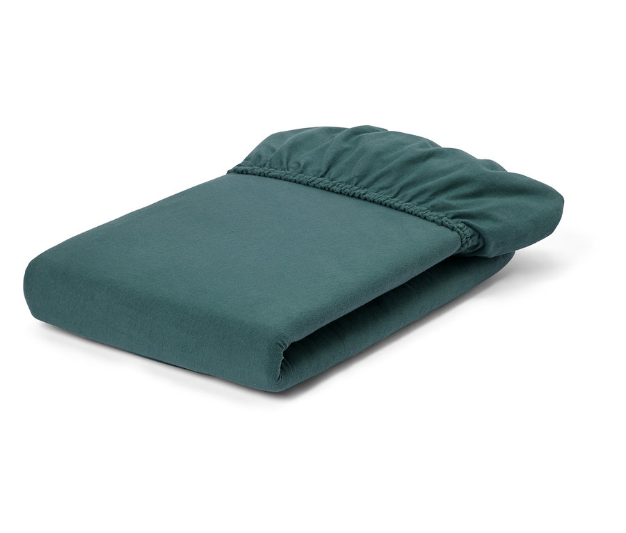 Složené petrolejové prostěradlo s gumou leží na bílém pozadí.