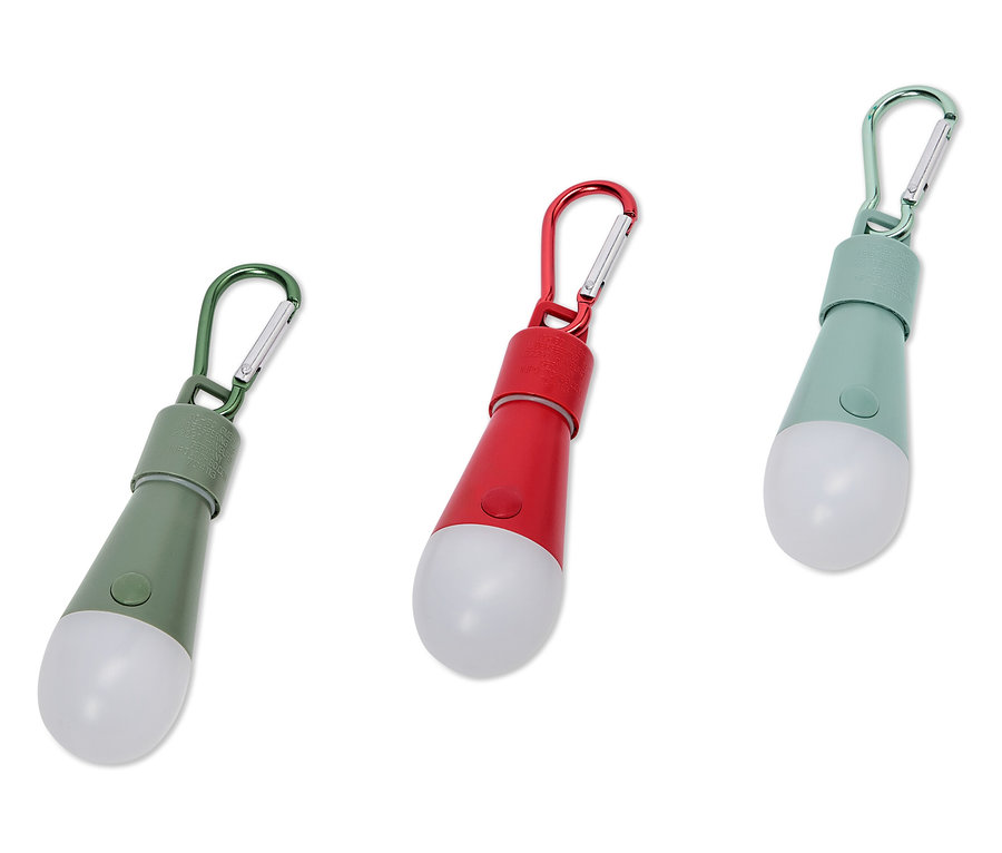 Tři barevné LED lampy s karabinami leží na bílém pozadí.