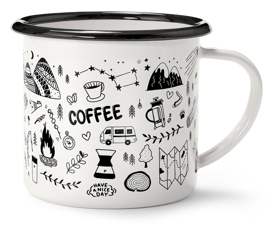 Bílý hrnek s černým okrajem a uchem, zdobený černými outdoorovými motivy a nápisem "Coffee".