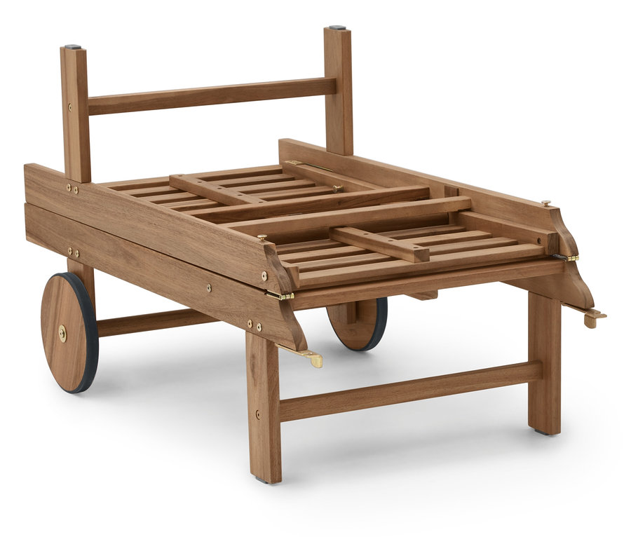 Dřevěný servírovací vozík na kolečkách stojí na bílém pozadí.