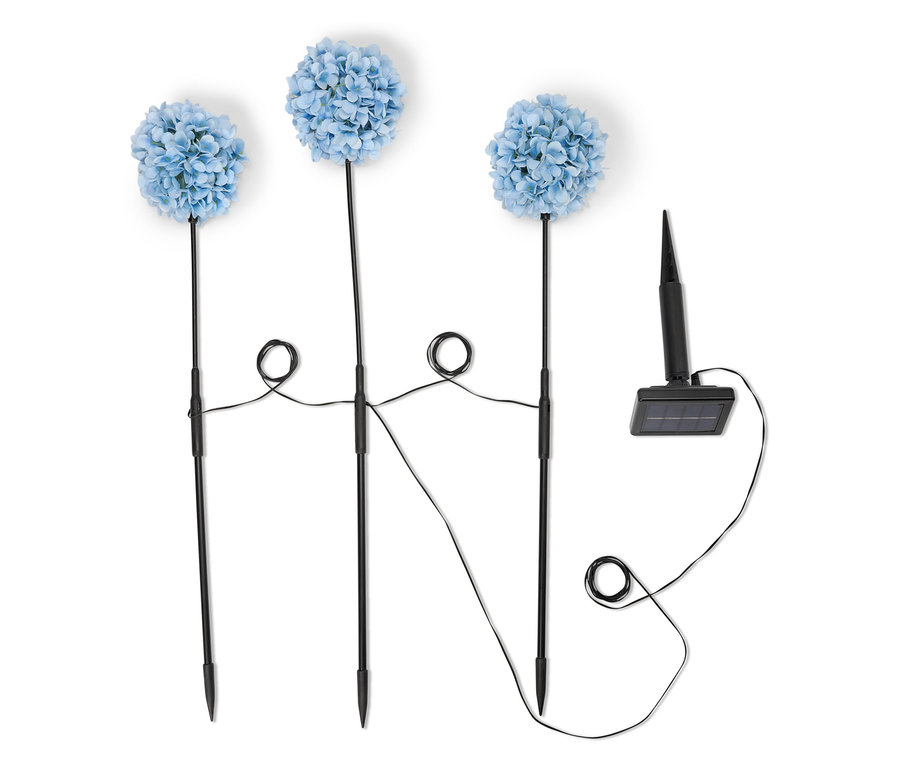 Tři modré solární lampy hortenzie s černou tyčí a solárním panelem na bílém pozadí.