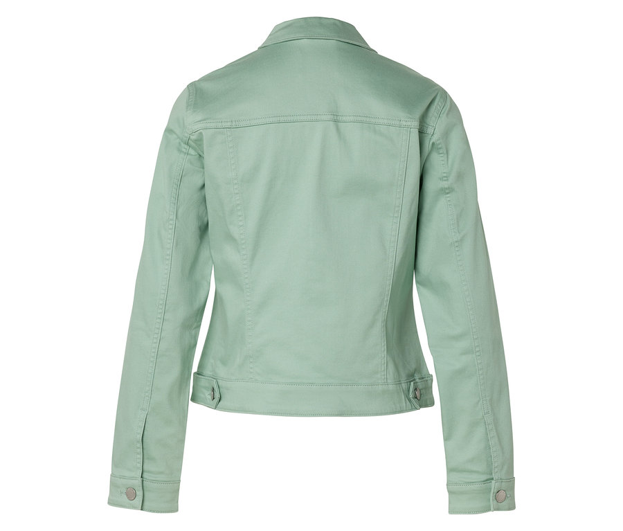 Pohled zezadu na světle zelenou bundu s knoflíky.