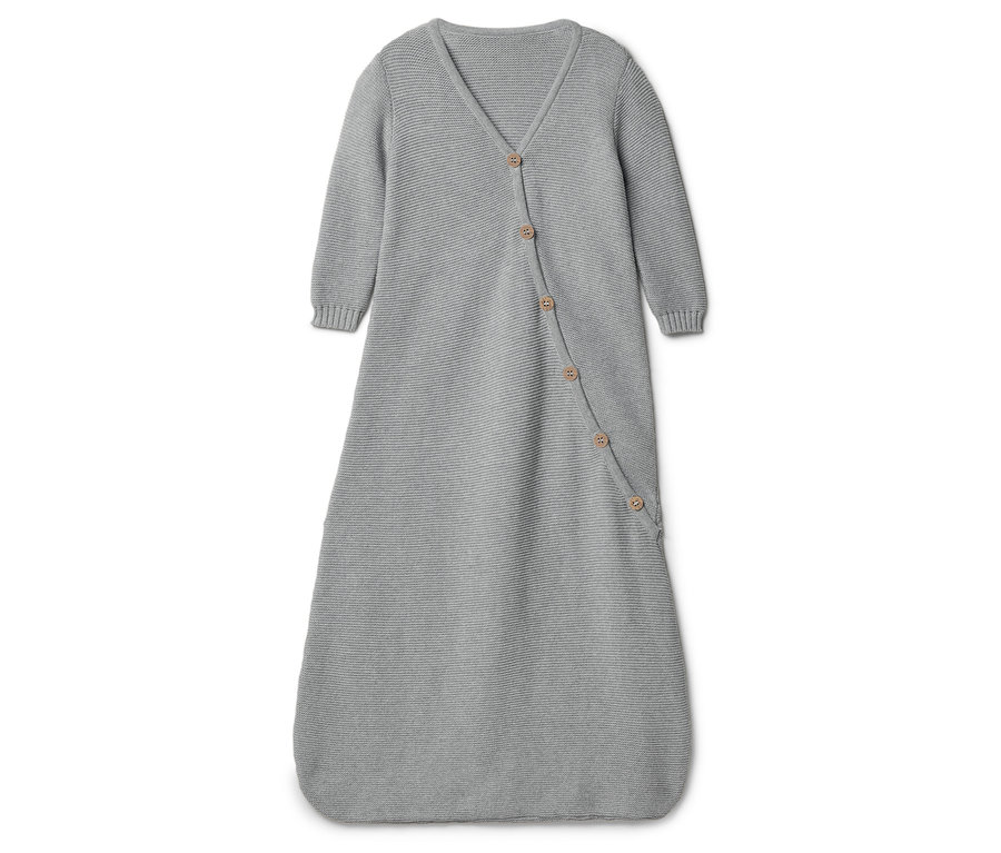 Šedý pletený dětský spací pytel s knoflíky na bílém pozadí.