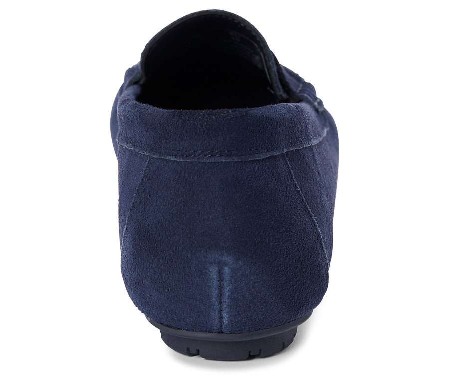 Pohled zezadu na jeden tmavě modrý semišový mokasín.