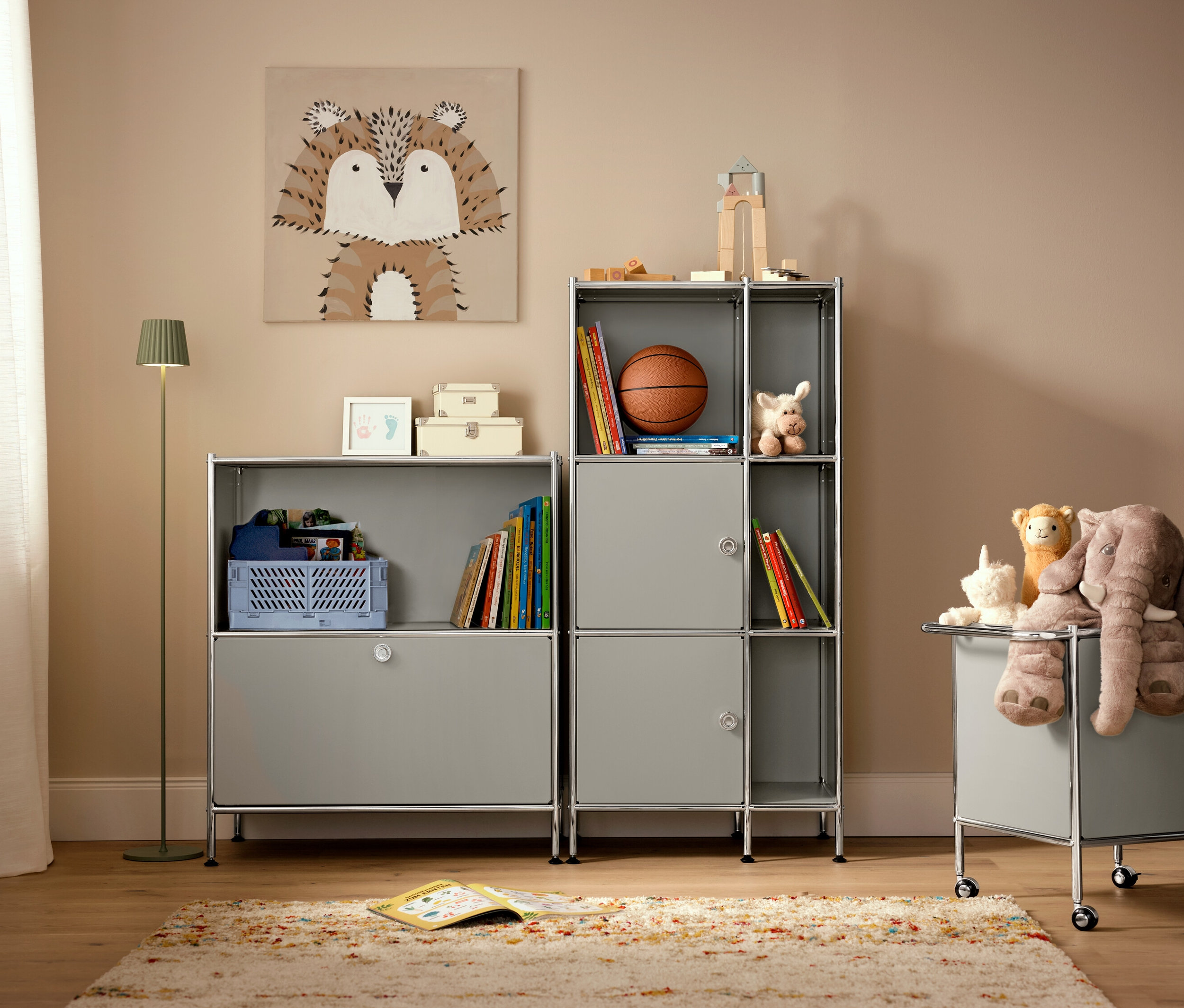 Zařízení dětského pokoje s béžovým kobercem »Himalaya« a šalvějovou LED akumulátorovou stojací lampou do exteriéru.