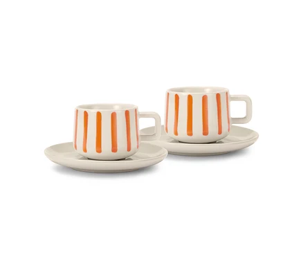 Dva krémové šálky na espresso s oranžovými pruhy a podšálky.