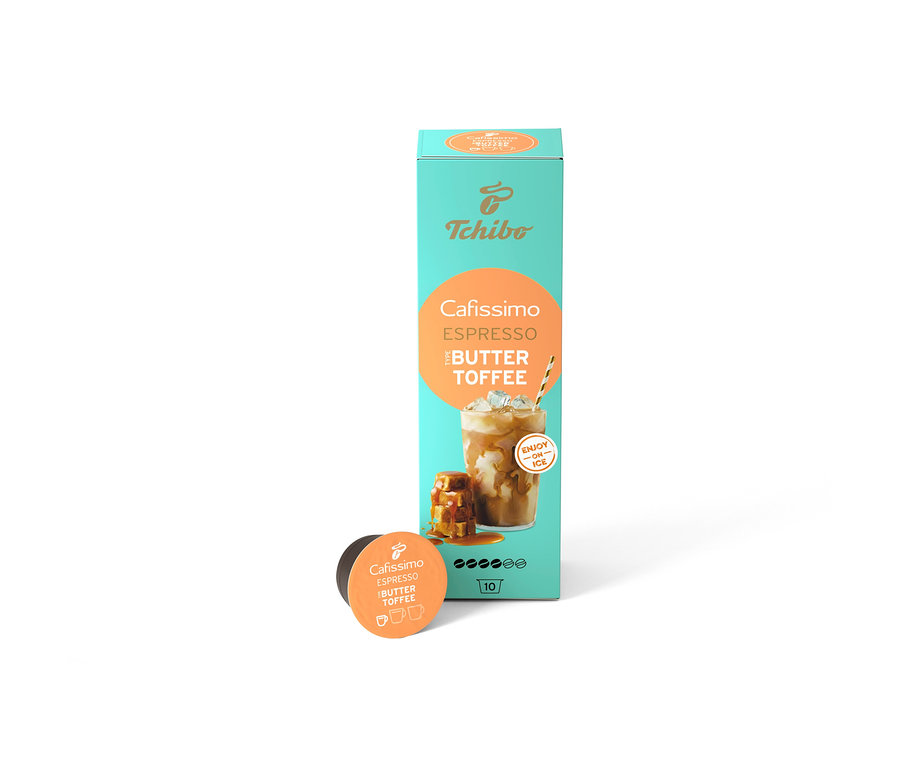 Balení kapslí Cafissimo Flavoured Espresso - Buttertoffee stojí vedle dvou samostatných kapslí.