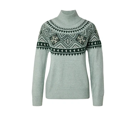 Světle zelený rolákový svetr s tmavě zeleným, bílým a světle hnědým vzorem Fair Isle na ramenou a horní části hrudníku.