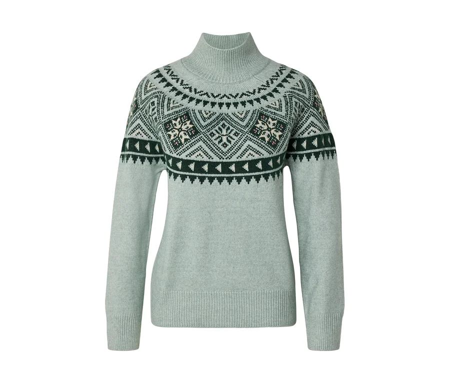 Světle zelený rolákový svetr s tmavě zeleným, bílým a světle hnědým vzorem Fair Isle na ramenou a horní části hrudníku.