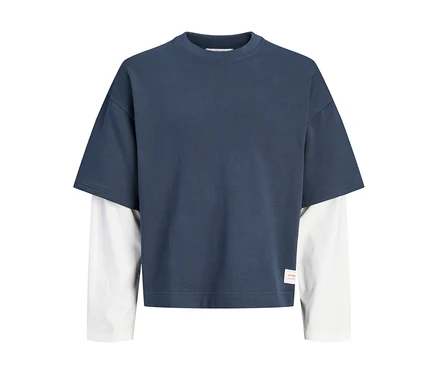 Dvouvrstvé tričko Jack & Jones s tmavě modrým krátkým rukávem přes bílé dlouhé rukávy.