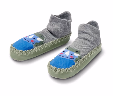Dvoje dětské ponožkové papuče s motivem dinosaura.