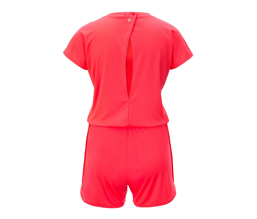 Detailní pohled zezadu na korálový overal.