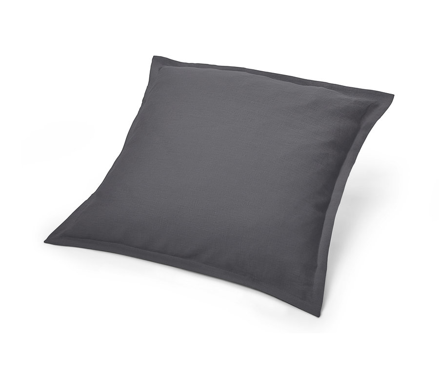 Šedý lněný povlak na dekorační polštářek leží na bílém pozadí.