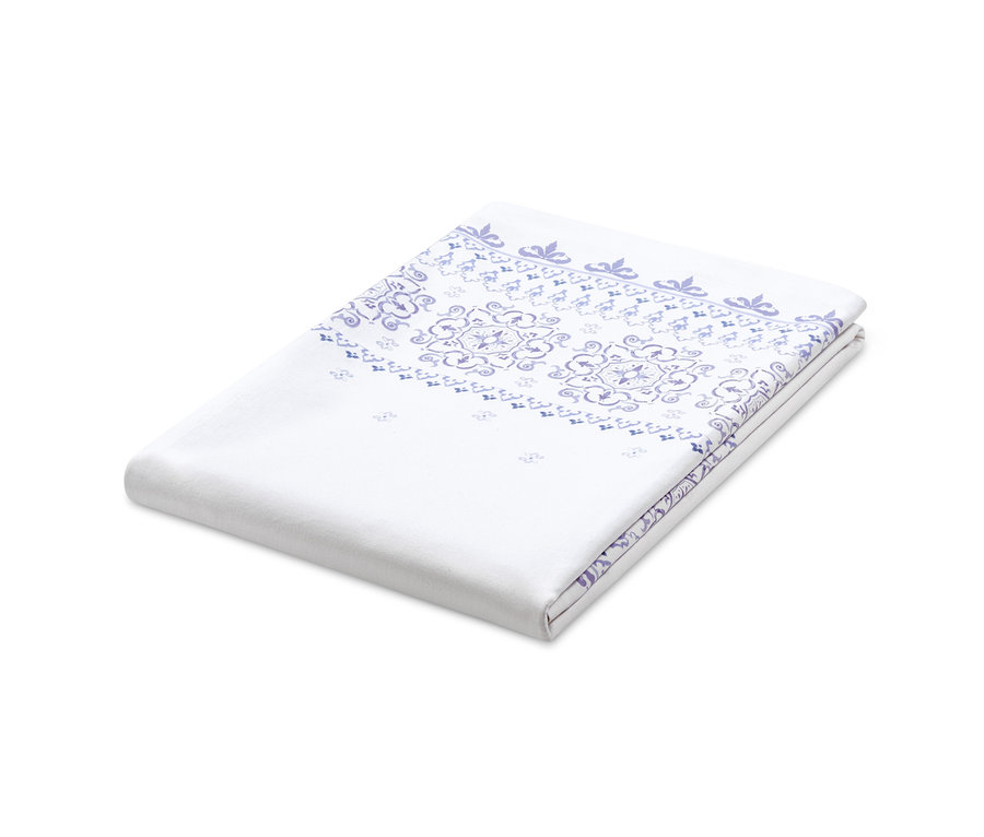 Složený bavlněný ubrus s modrým květinovým vzorem.