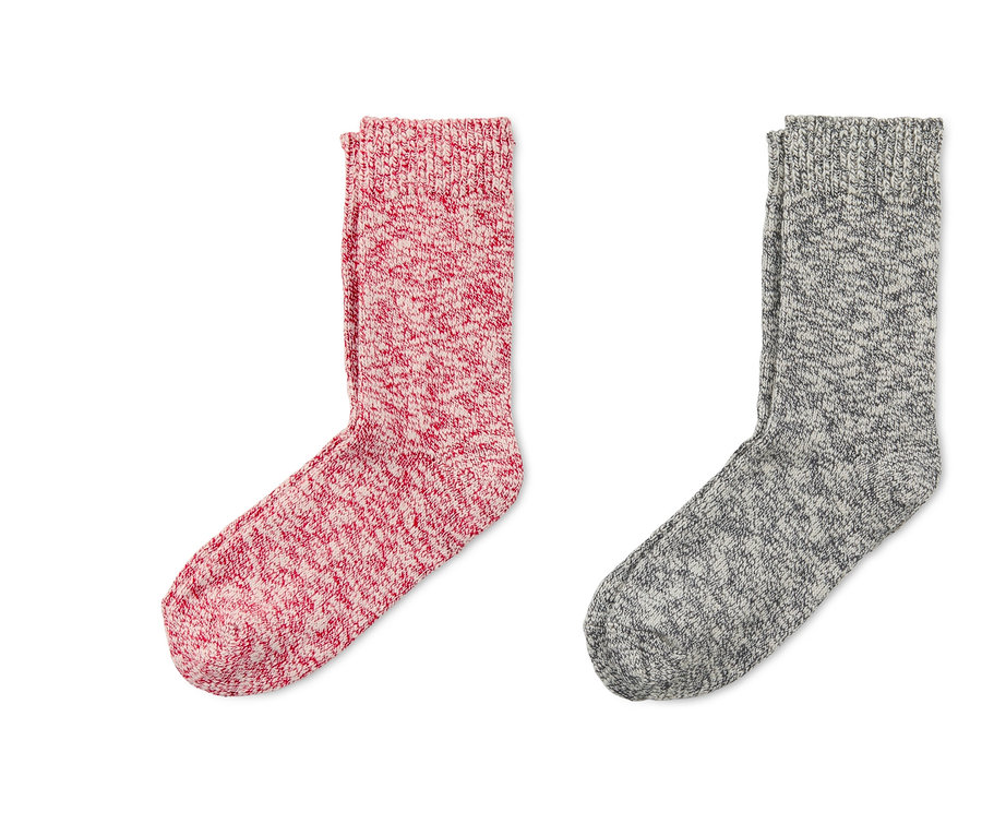 Dva páry pletených ponožek: jedny růžové a jedny šedé.