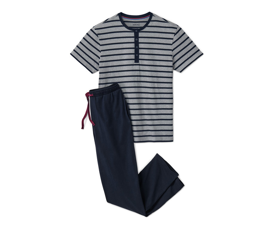 Šedé tričko s tmavě modrými pruhy a tmavě modré žerzejové pyžamové kalhoty.