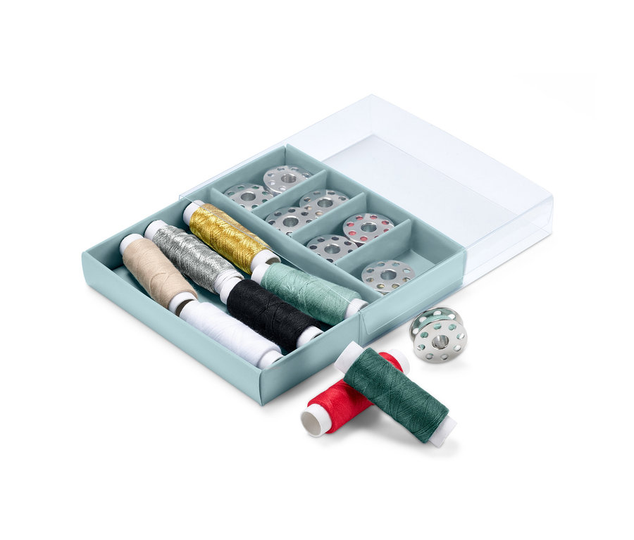 Sada šicích nití v modré krabičce s průhledným víkem.