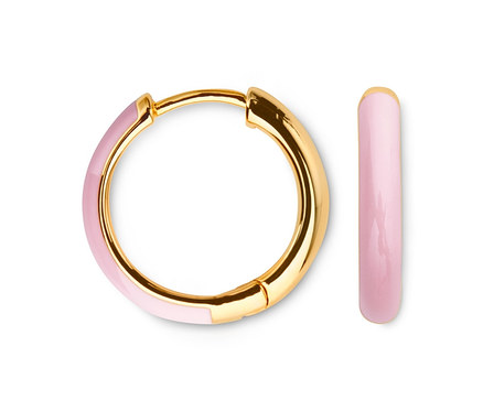 Dva pozlacené kruhové náušnice, jedny s růžovým smaltem.