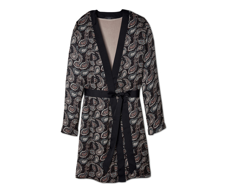 Kimono s paisley vzorem a černým lemem.