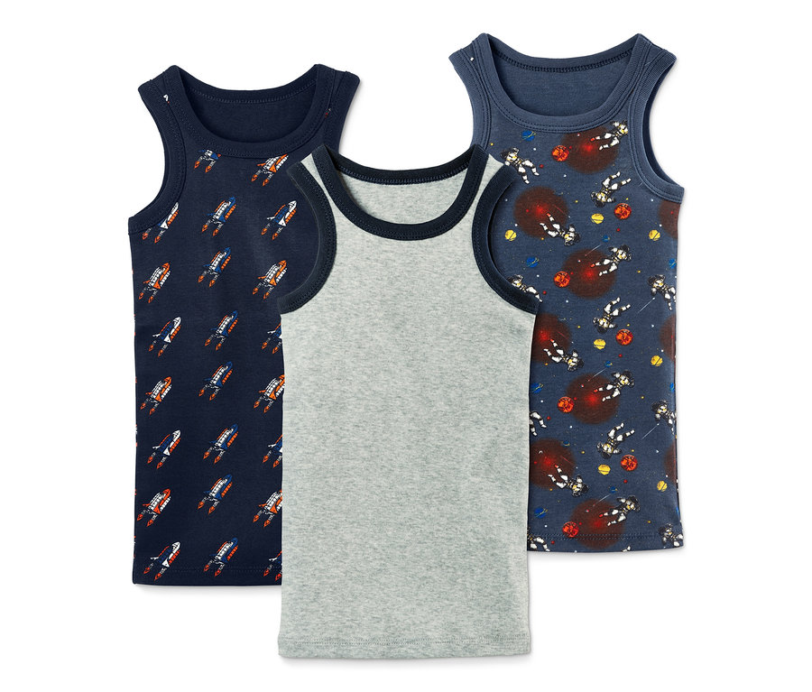 Tři tílka z jemně žebrované pleteniny. Jedno tmavě modré s raketami, jedno šedé a jedno modré s potiskem kosmonautů.