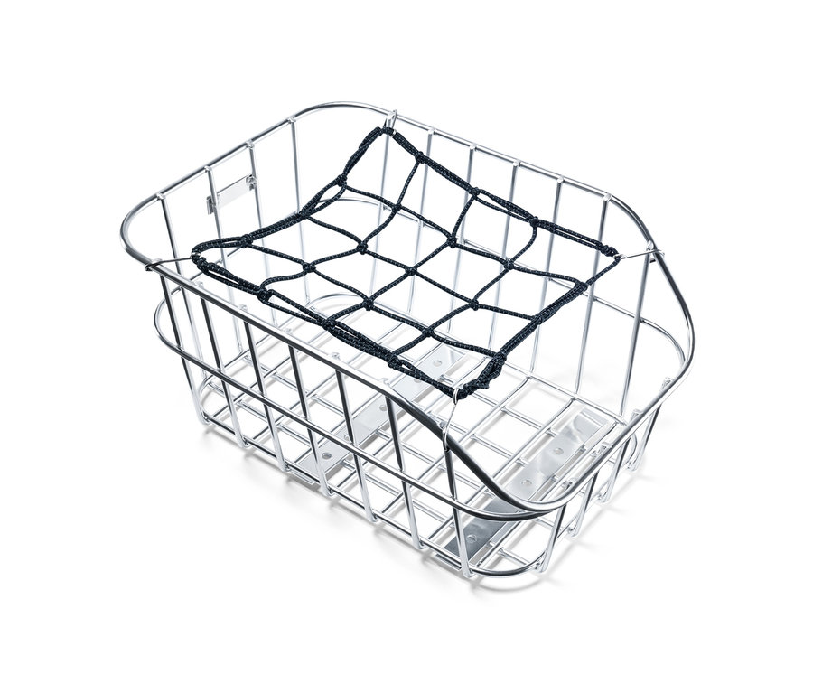 Černá síťka na zavazadla na jízdní kolo je natažená přes stříbrný drátěný košík.