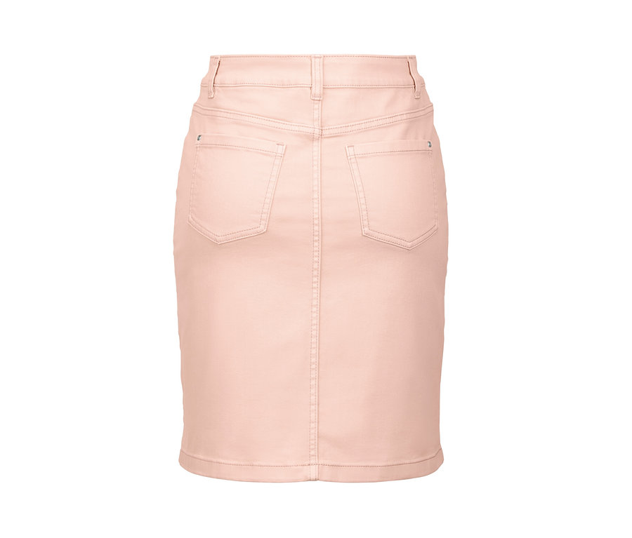 Detail růžové džínové sukně.