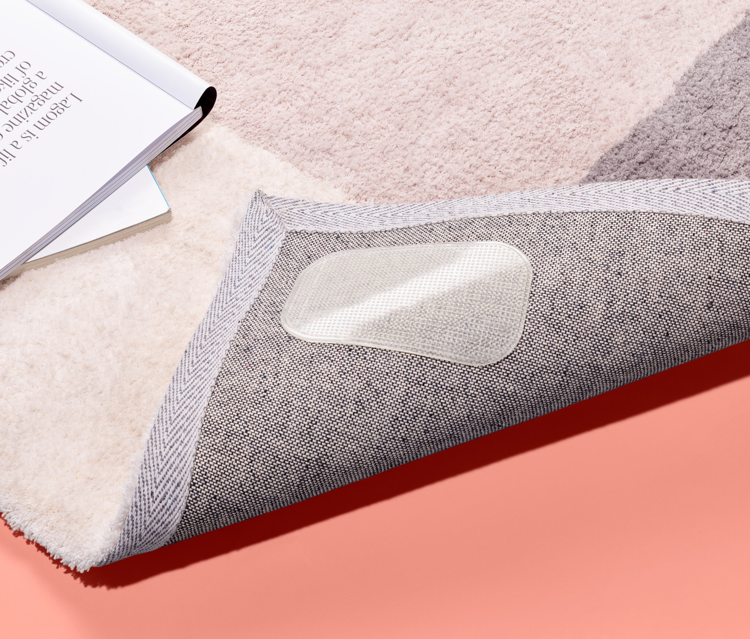 Detail koberce s jednou prilepenou protiskluzovou podlozkou pod koberec.