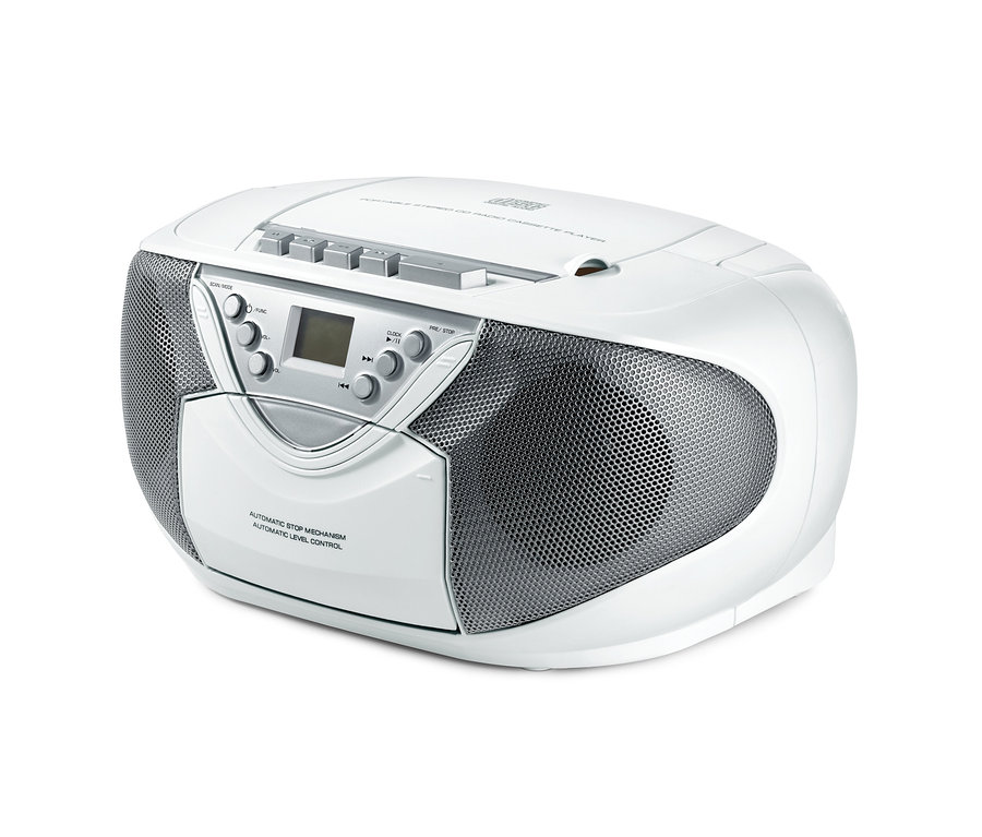 Bílý boombox s rádiem, CD a kazetovým přehrávačem.