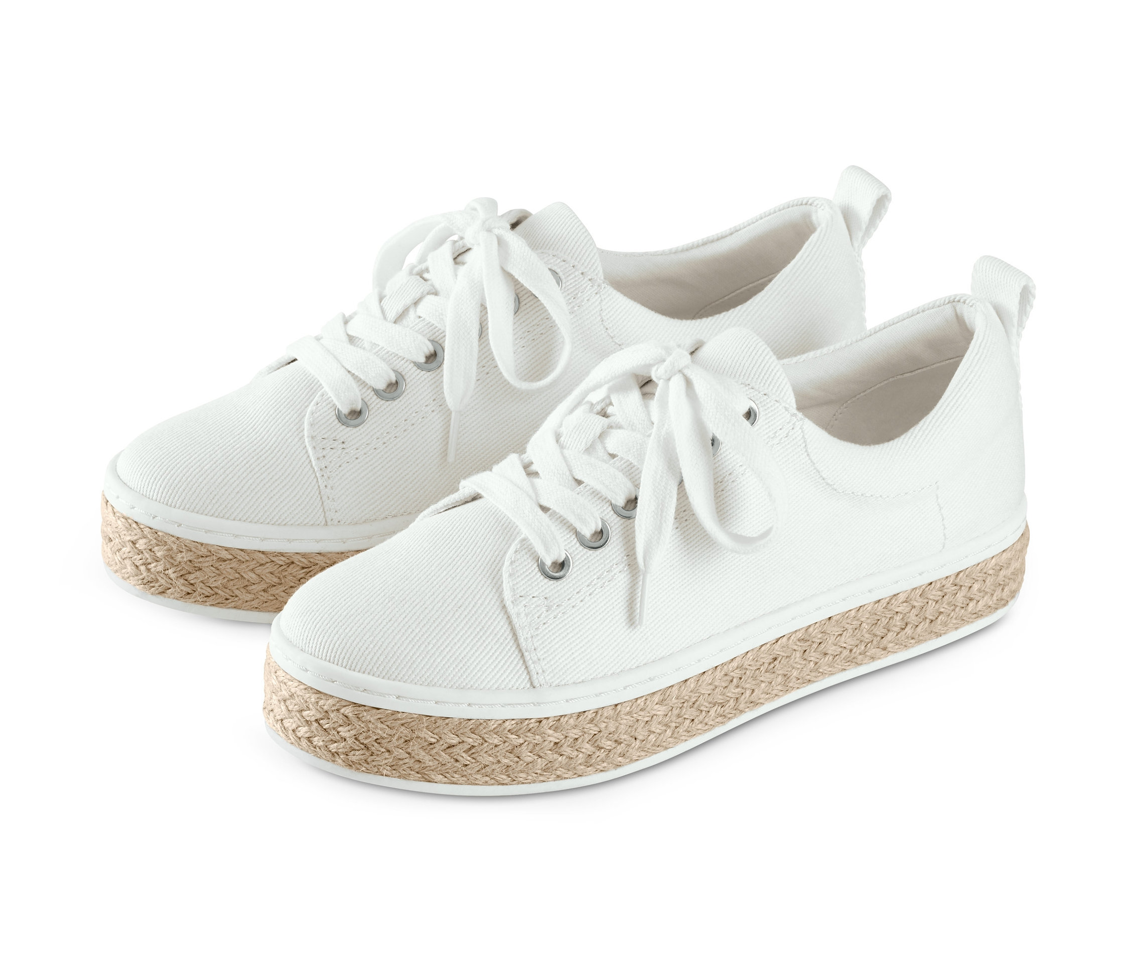 Dvoje bílé plátěné tenisky s jutovou podrážkou.