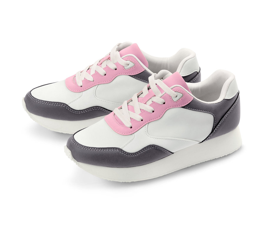 Dva tenisky na bílém pozadí.