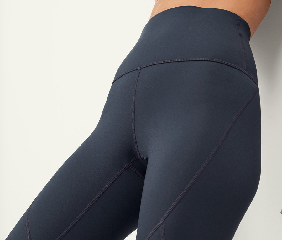 Žena má na sobě sportovní legíny Sculpture a sportovní podprsenku.