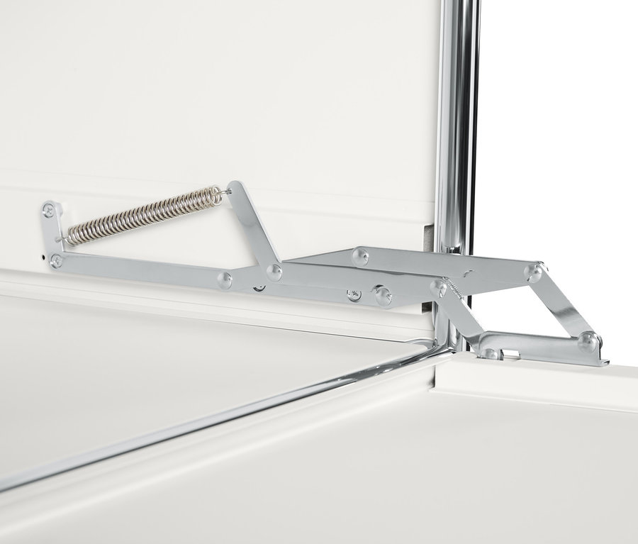 Detail mechanismu otevírání bílé kovové vysoké skříňky CN3 se 4 výklopnými dvířky.