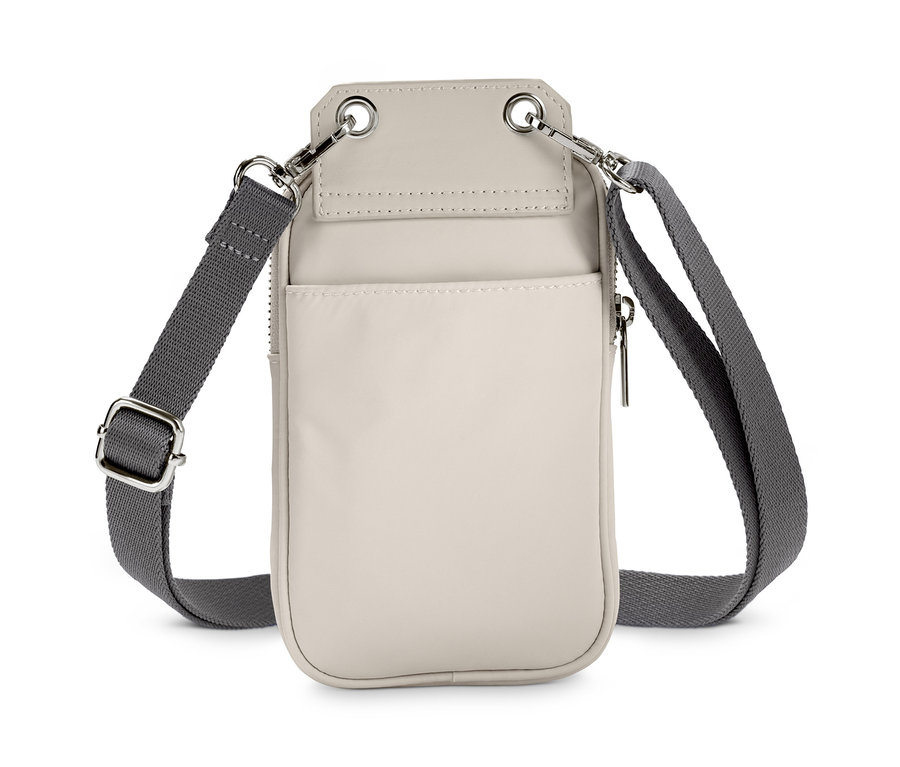 Krémová minikabelka s šedým popruhem.