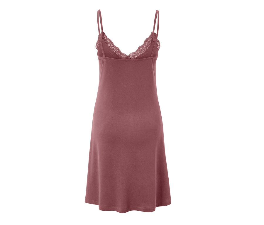 Pohled zezadu na noční košili na ramínka s krajkou v barvě starorůžové.