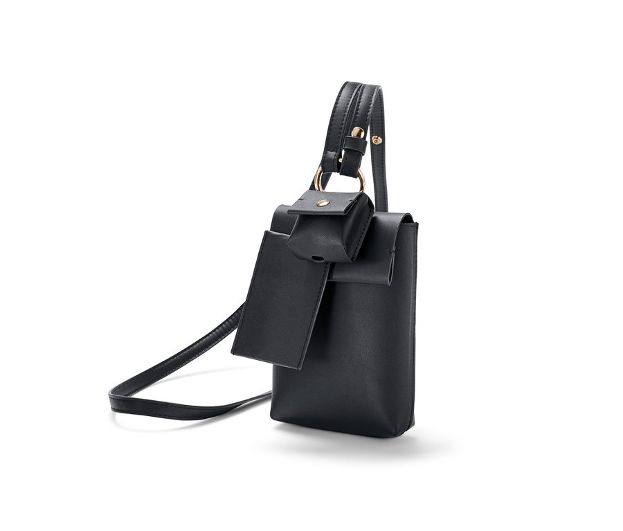 Černá mini taštička s popruhem.