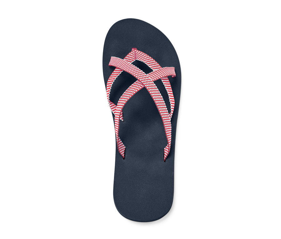 Tmavě modré žabky s červenými a bílými pásky.