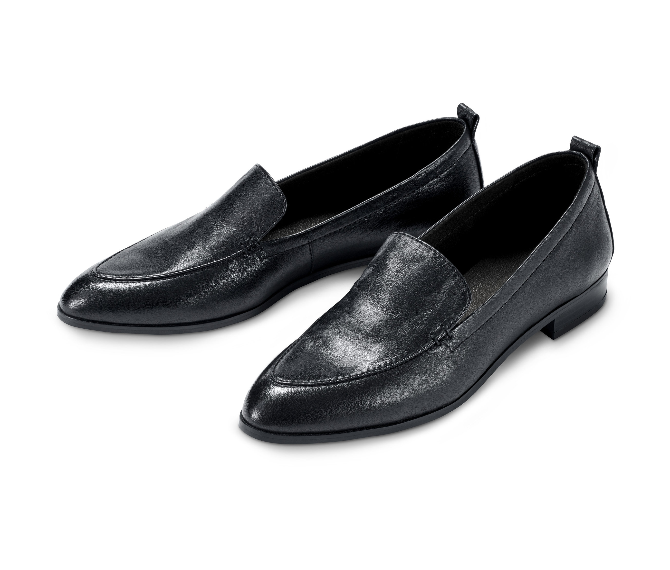 Dva černé kožené mokasíny z kůže činěné bez chromu leží vedle sebe na bílém pozadí.