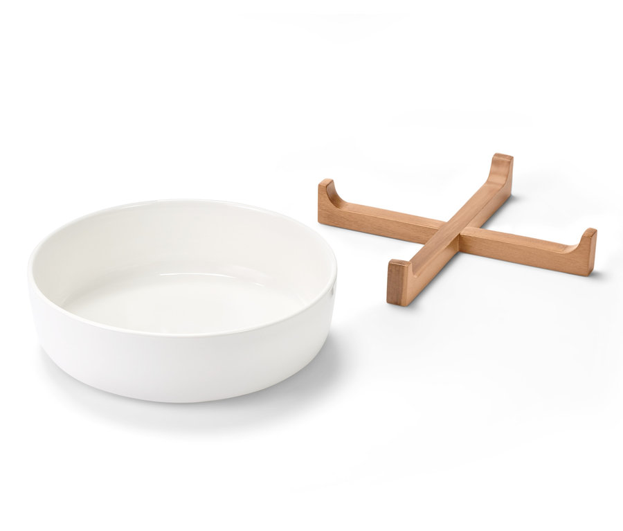 Porcelánová zapékací forma a dřevěný stojan.