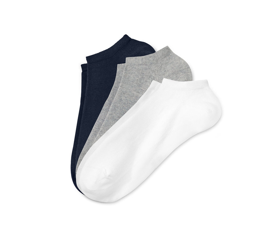 Tři páry krátkých ponožek v tmavě modré, šedé a bílé barvě.