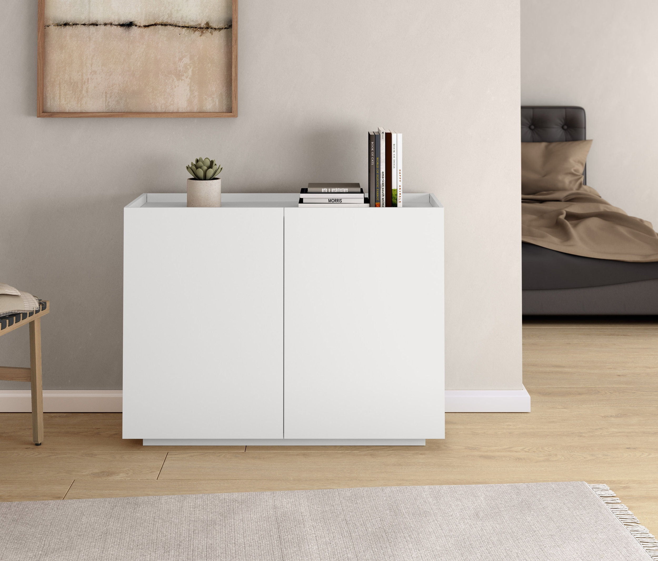 V pokoji stojí stolička s výpletem, bílá skříňka a antracitová postel boxspring cca 180 x 200 cm.