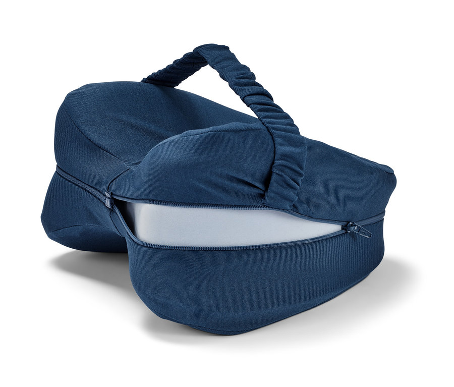 Ergonomický polštář mezi kolena pro spaní na boku v tmavě modrém potahu se zipem a držadlem.