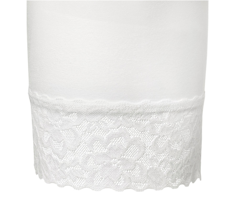 Detail bílých šortek s krajkovým lemem.