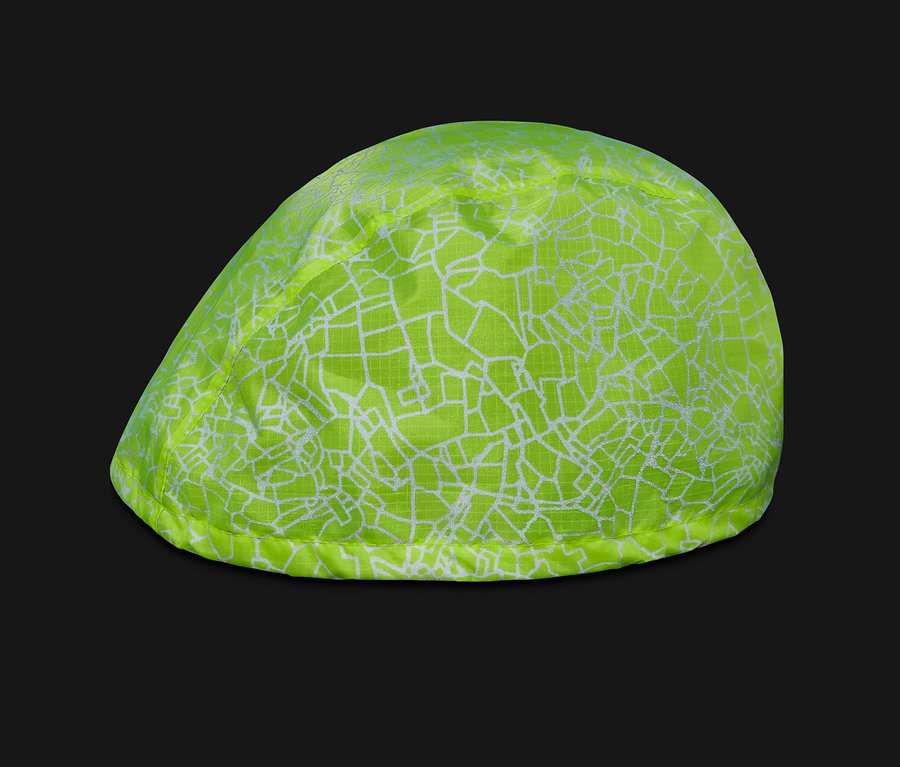 Neonově zelený potah na cyklistickou přilbu s bílým geometrickým vzorem.