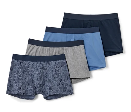 Čtvery boxerky: jedny s modrým paisley vzorem, jedny šedé, jedny světle modré a jedny tmavě modré.