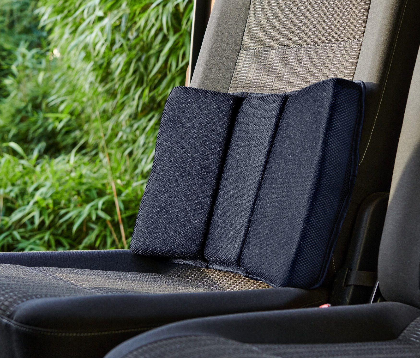 Bederní polštář z paměťové pěny na sedadle auta.