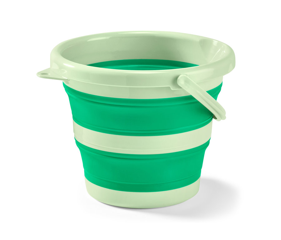 Zelenobílý skládací úklidový kbelík na bílém pozadí.