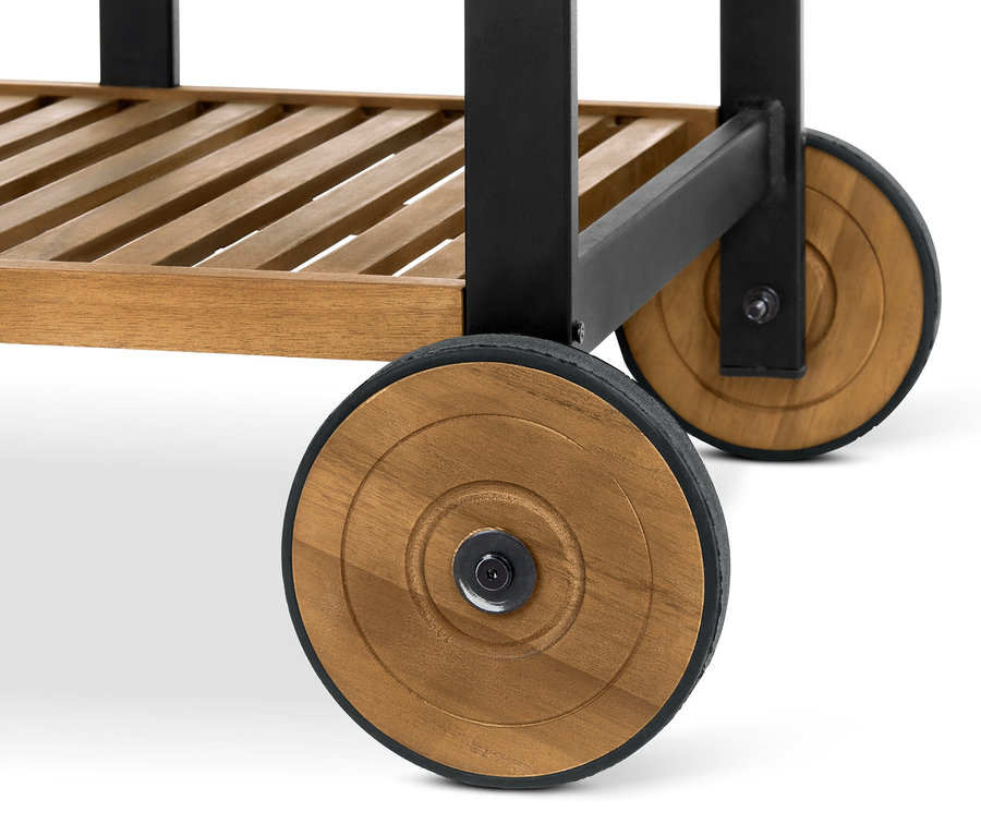 Detail grilovacího vozíku Elin s dřevěnými kolečky a černým rámem.