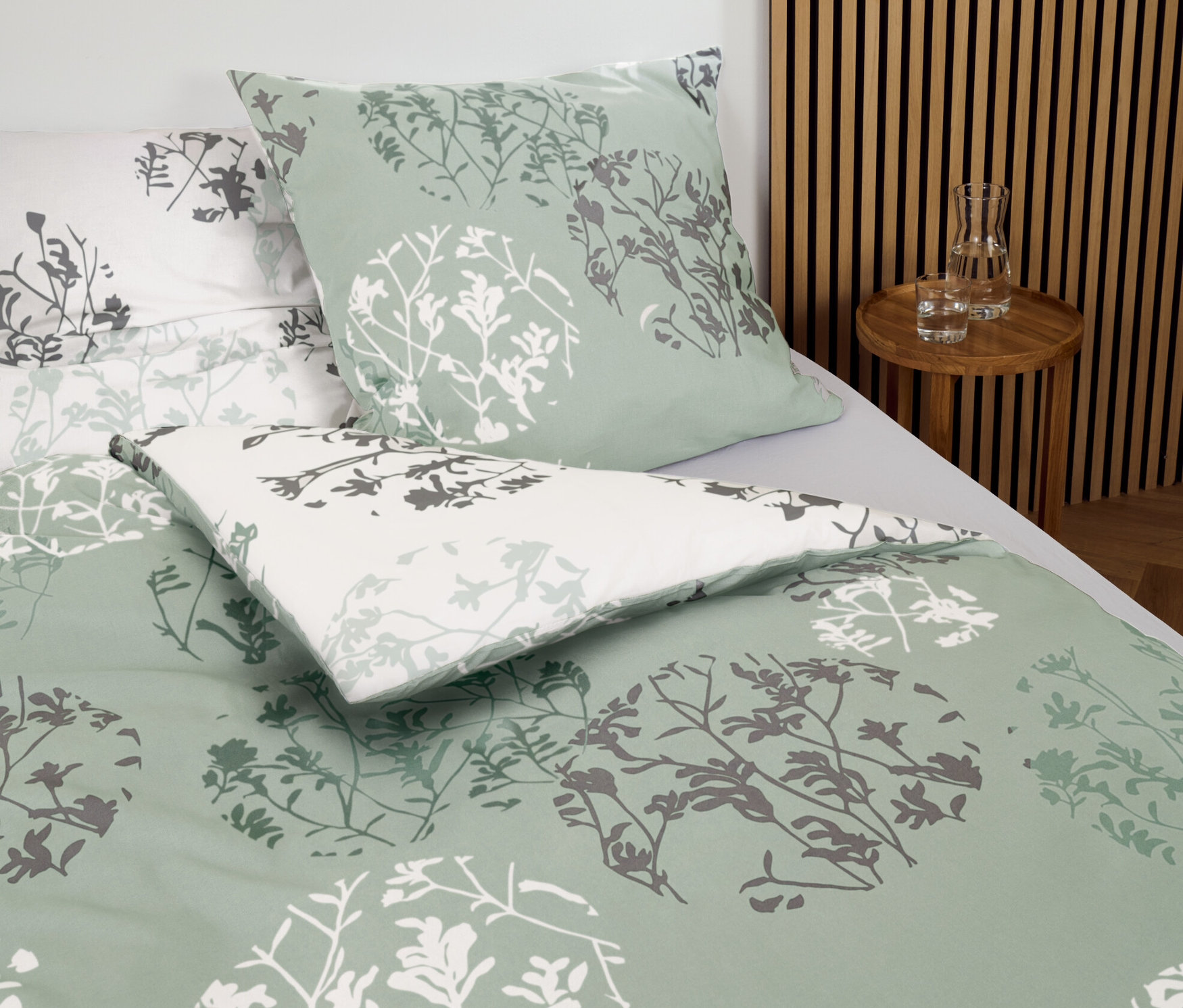 Detail pohledu na mátové povlečení renforcé standardní velikosti a nadměrné velikosti s květinovým vzorem.