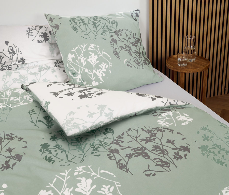 Detail pohledu na mátové povlečení renforcé standardní velikosti a nadměrné velikosti s květinovým vzorem.